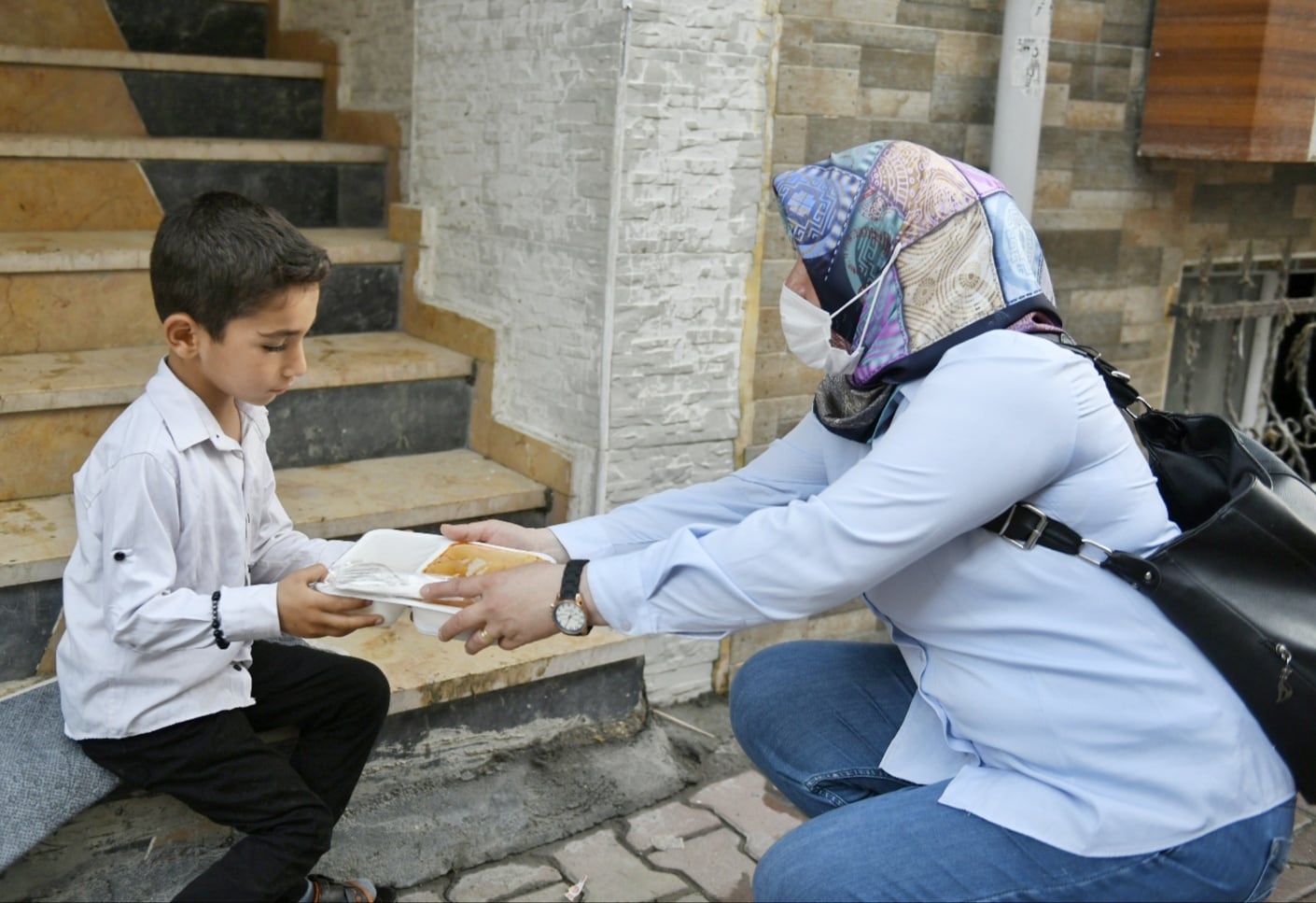 SEL MAĞDURU VATANDAŞLARA SICAK YEMEK