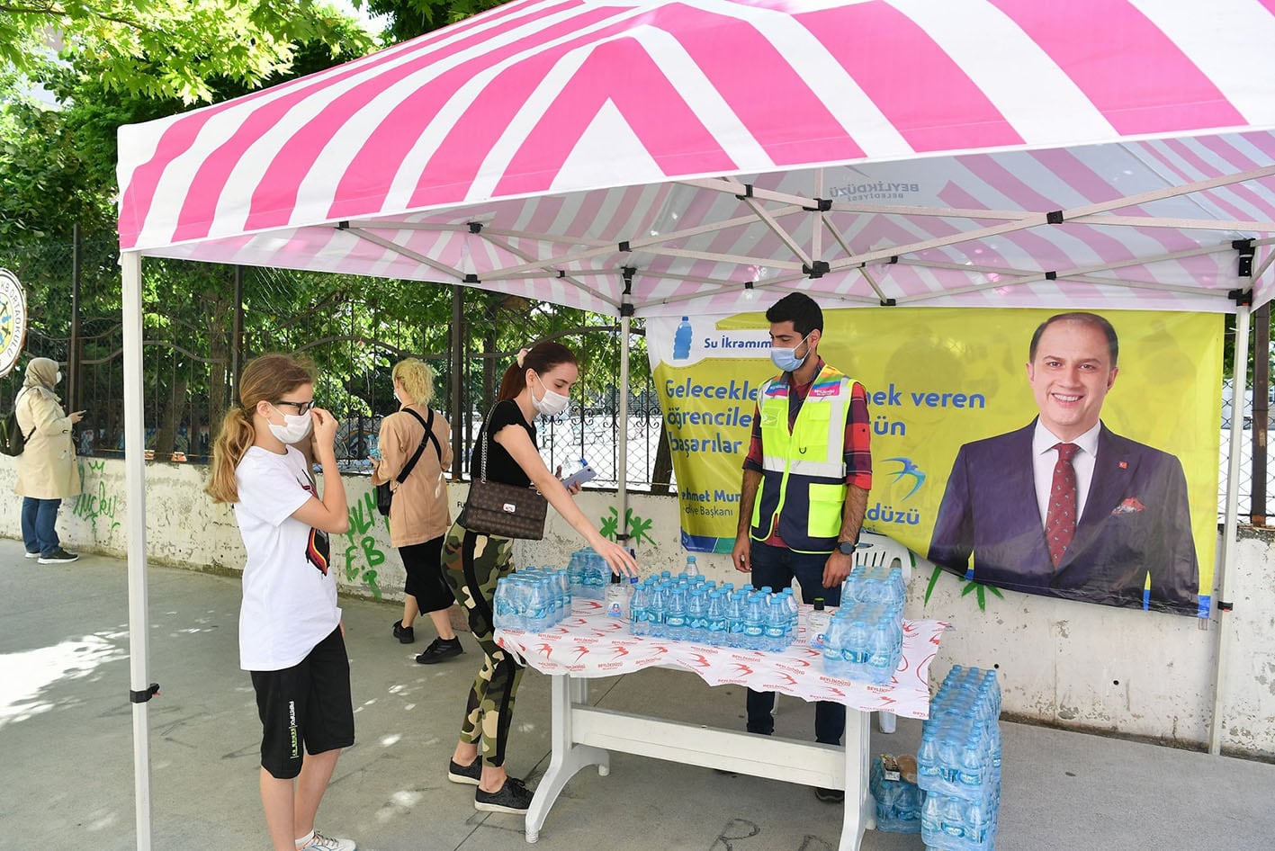 BEYLİKDÜZÜ BELEDİYESİ YKS’DE ÖĞRENCİLERE MASKE VE SU DAĞITTI