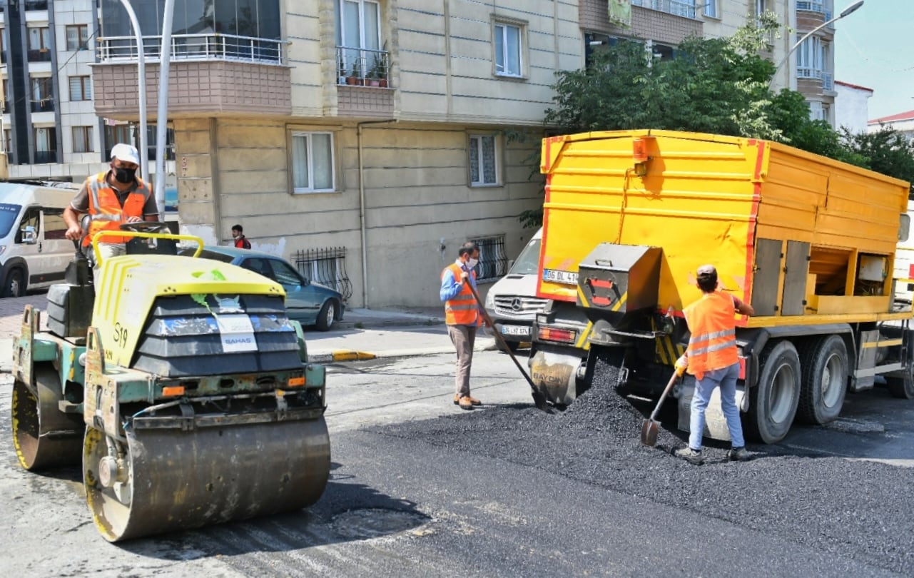 ESENYURT’TA CADDE VE SOKAKLAR YENİLENİYOR