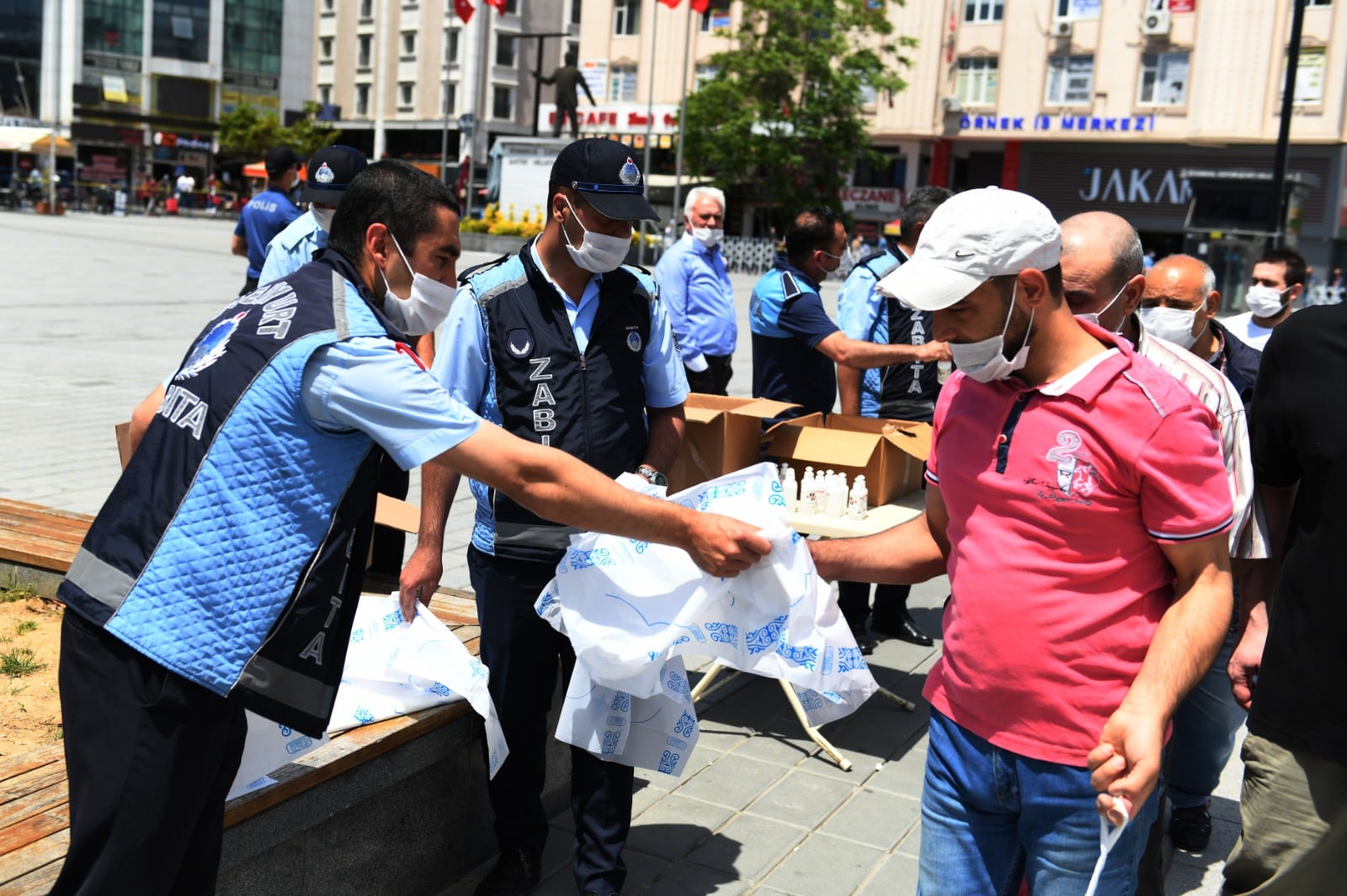 ESENYURT BELEDİYESİ CUMA NAMAZI ÖNCESİ TEK KULLANIMLIK SECCADE VE EL DEZENFEKTANI DAĞITTI