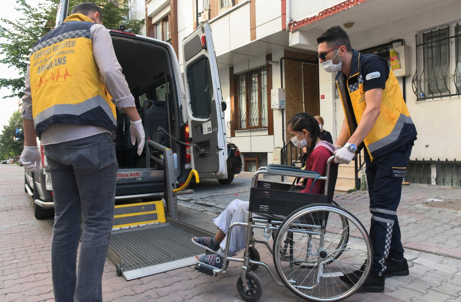 ESENYURT’TA AMELİYAT OLAN ÖĞRENCİ, HASTA NAKİL ARACIYLA SINAVA GÖTÜRÜLDÜ