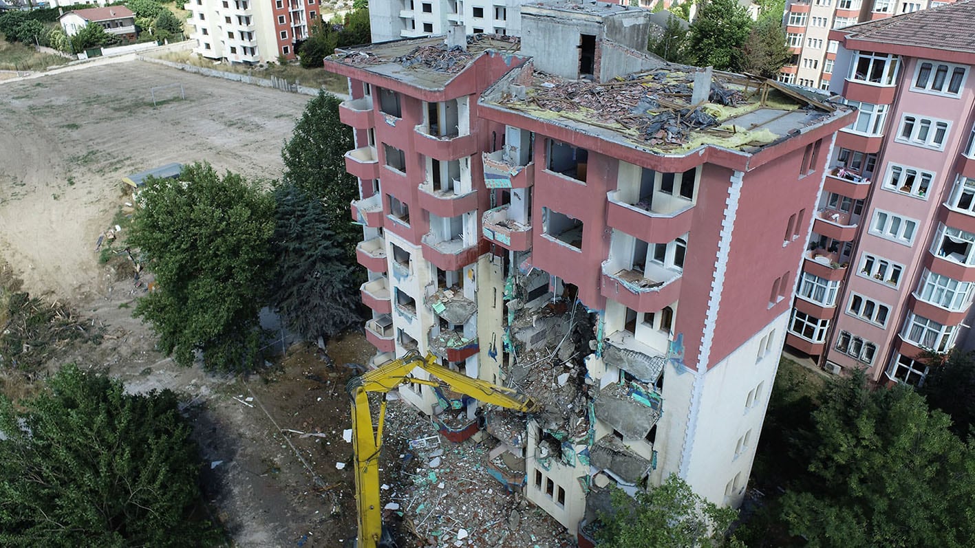  Depremde hasar gören 8 katlı bina yıkıldı