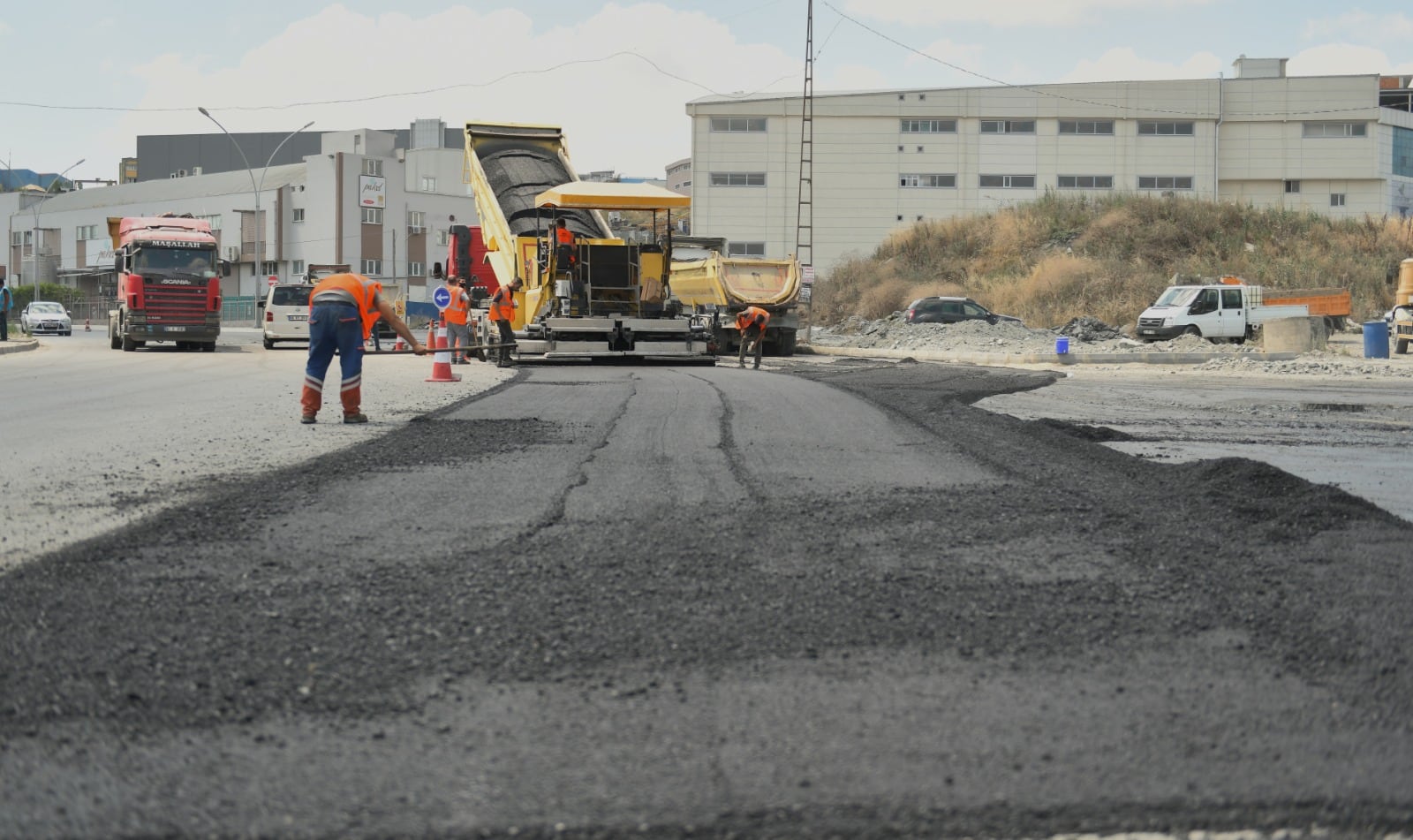 ESENYURT’UN YOLLARI YENİLENİYOR