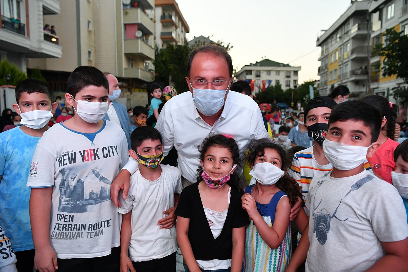 BAŞKAN ÇALIK, YAKUPLU’DA ÇOCUKLARLA BULUŞTU