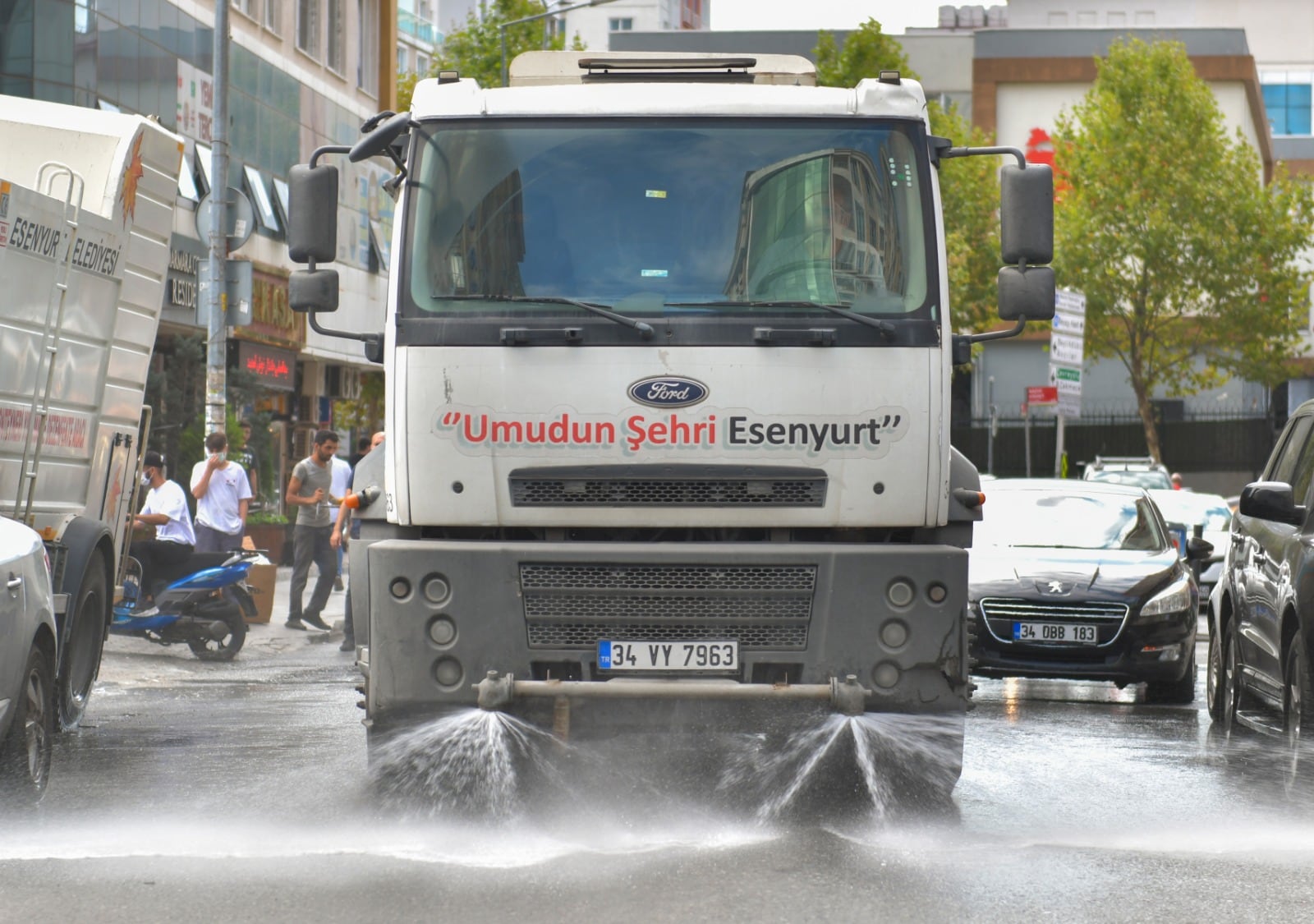 ESENYURT’TA CADDE VE SOKAKLAR YIKANIYOR