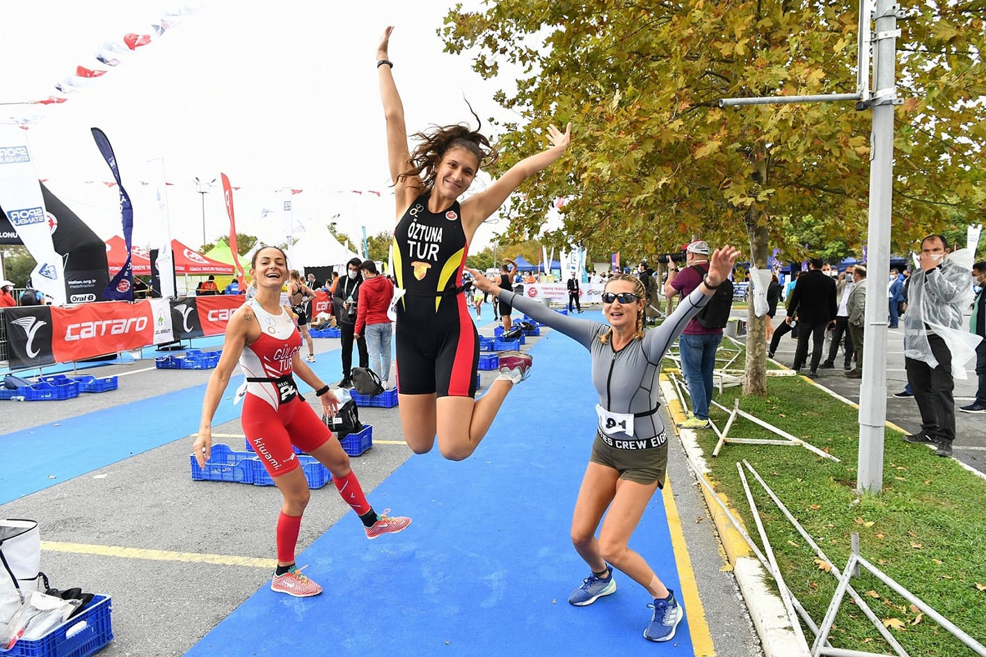 BEYLİKDÜZÜ’NDE TRIATLON NEFES KESTİ