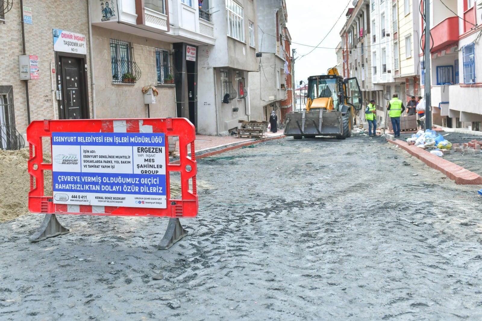 ESENYURT’TA BOZUK YOL VE KALDIRIMLAR YENİLENMEYE DEVAM EDİYOR