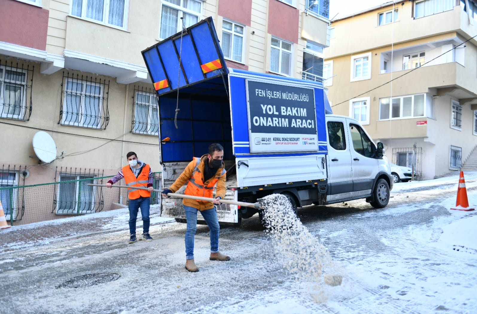 ESENYURT’TA BUZLANMAYA KARŞI ÇALIŞMALAR DEVAM EDİYOR