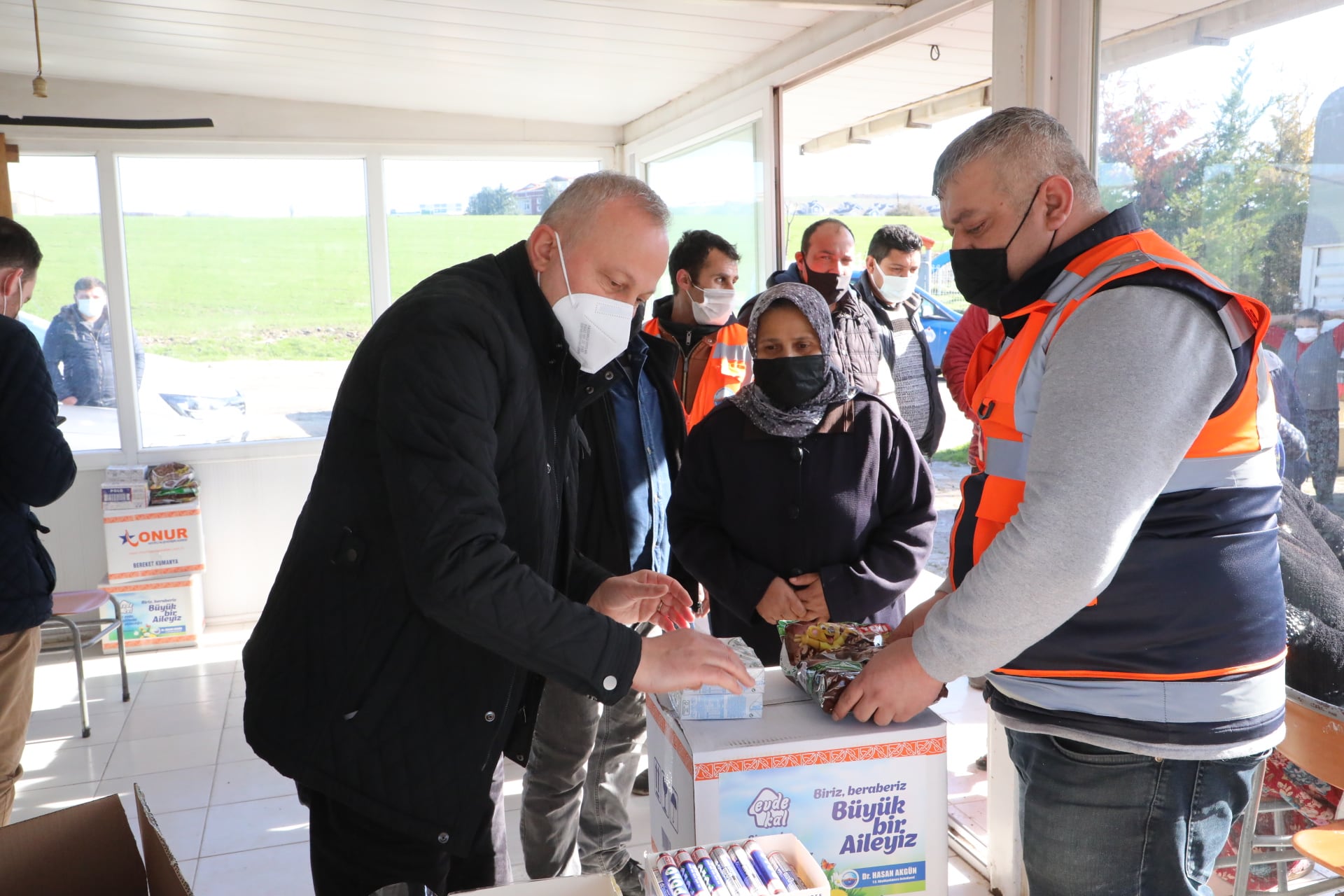 Büyükçekmece Belediyesi, pandemi sürecinde mağdur olan vatandaşların yardımına koşuyor