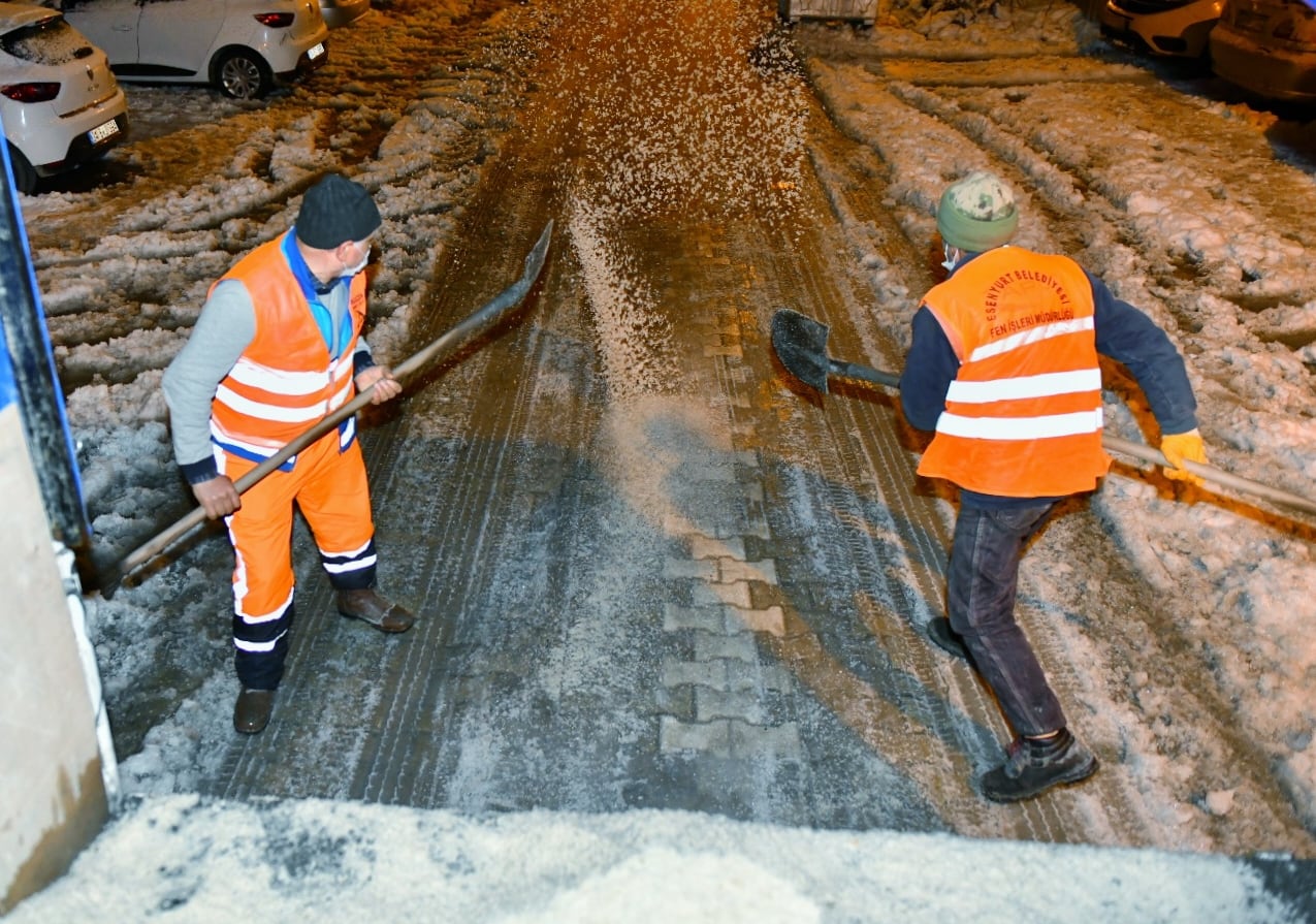 ESENYURT’TA KIŞLA MÜCADELE EKİPLERİNİN ÇALIŞMALARI DEVAM EDİYOR