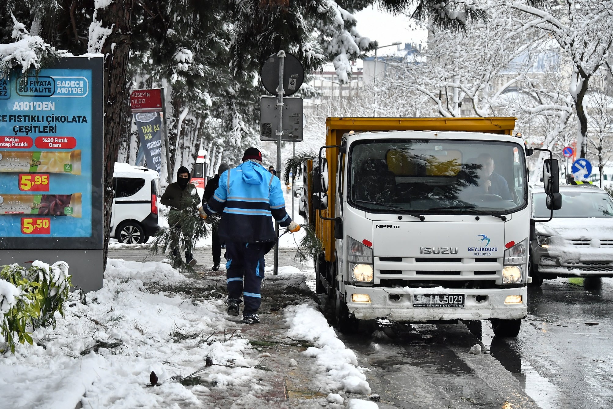 BEYLİKDÜZÜ BELEDİYESİ’NİN KARLA MÜCADELE ÇALIŞMALARI ARALIKSIZ DEVAM EDİYOR