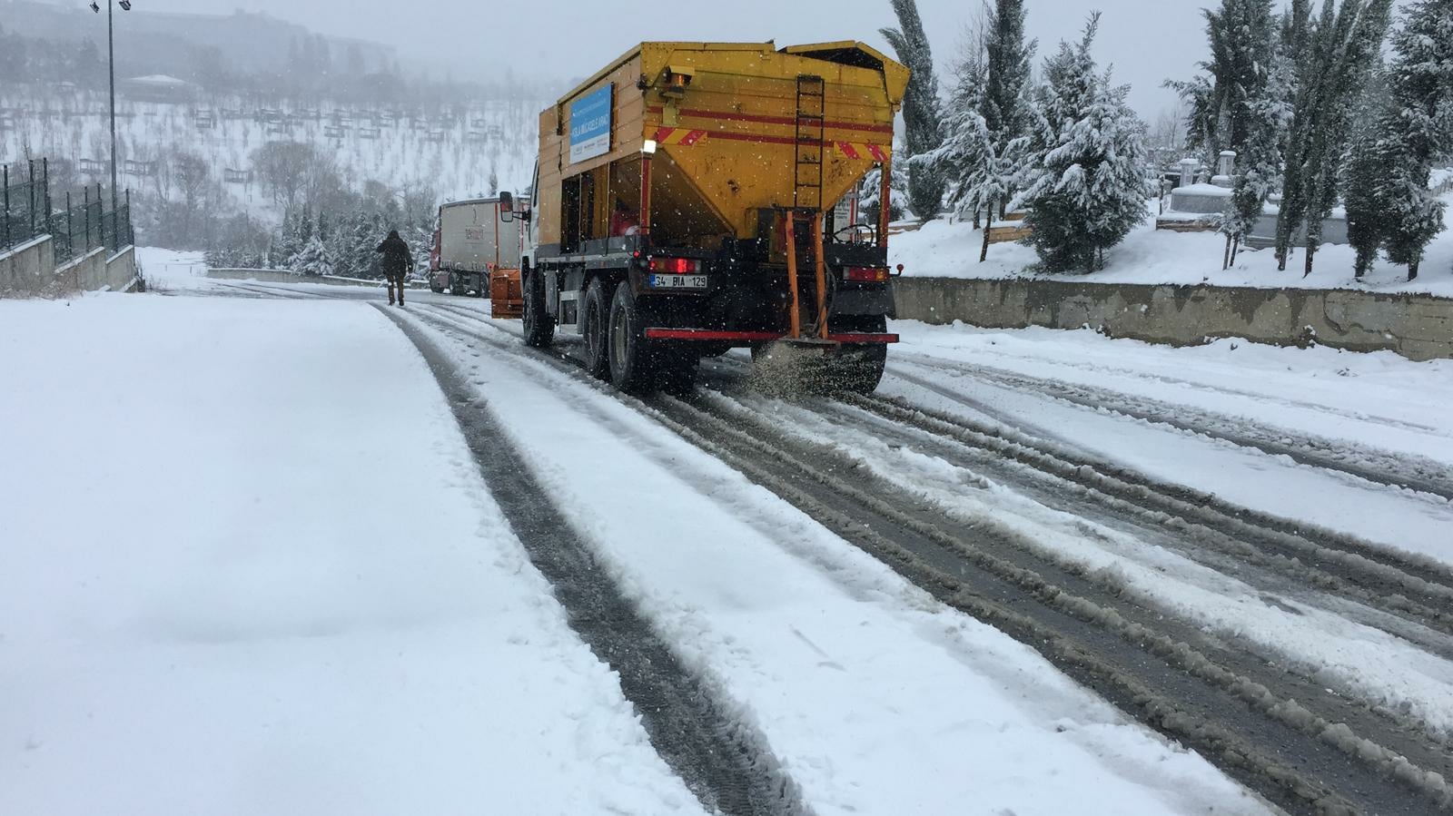 ESENYURT’TA KAR KÜREME VE TUZLAMA ÇALIŞMALARI DEVAM EDİYOR