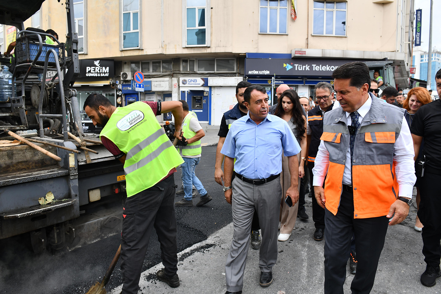 ESENYURT’TA YILLARDIR BOZUK OLAN YOLLAR ASFALTLA BULUŞUYOR