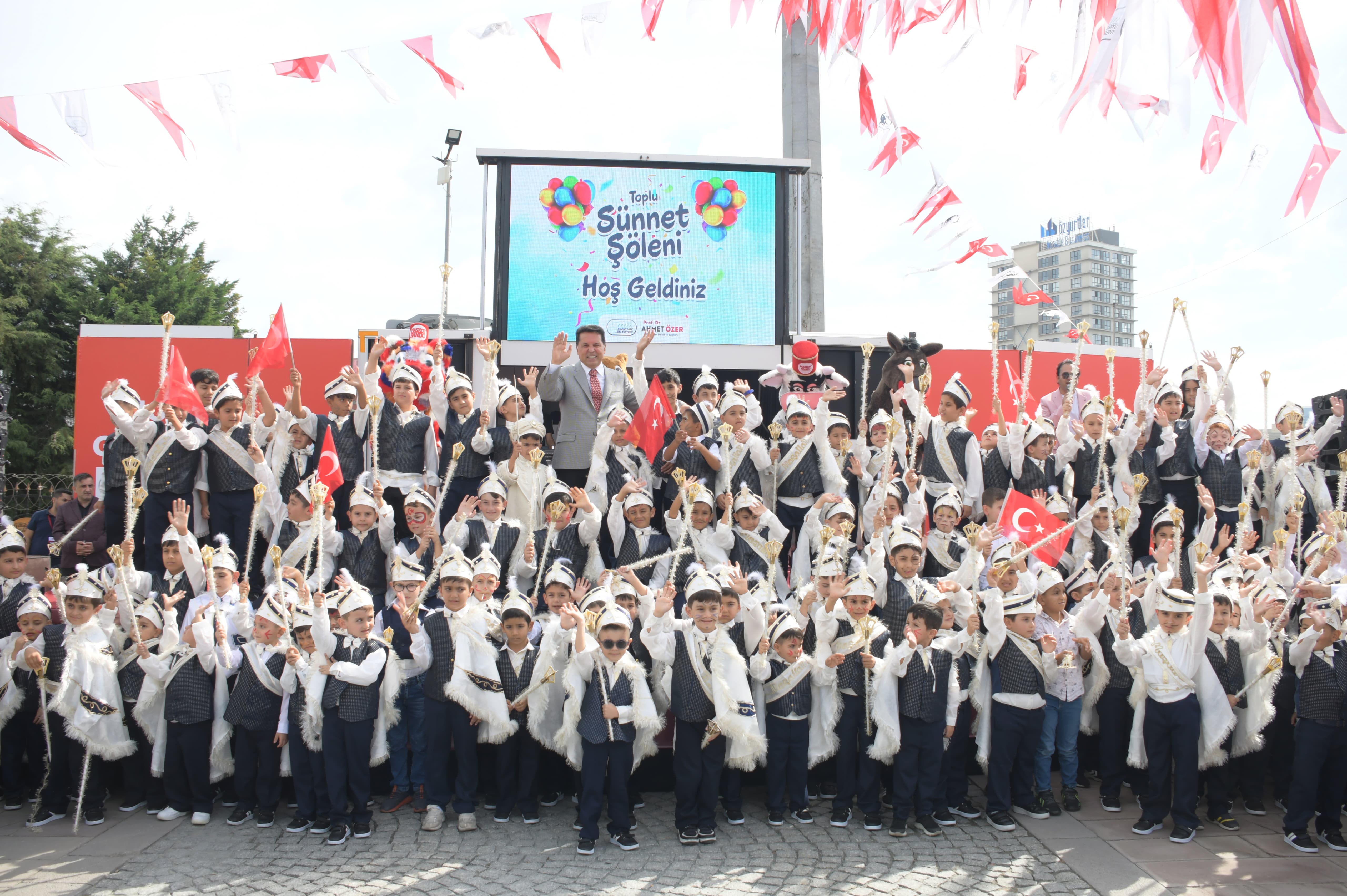 ESENYURTLU ÇOCUKLAR SÜNNET ŞÖLENİNDE DOYASIYA EĞLENDİ