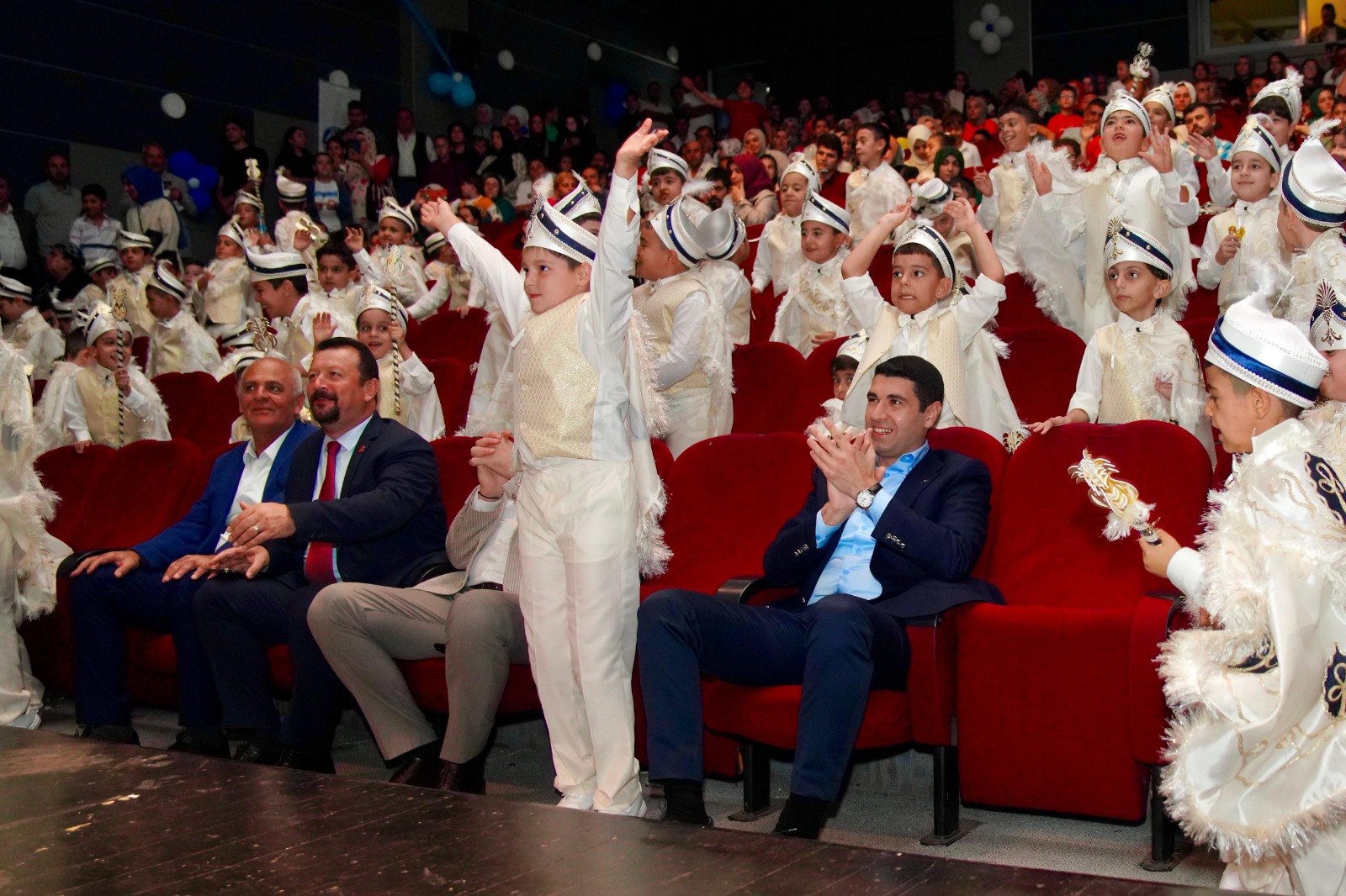 AVCILAR’DA GELENEKSEL TOPLU SÜNNET ŞÖLENİ COŞKUSU