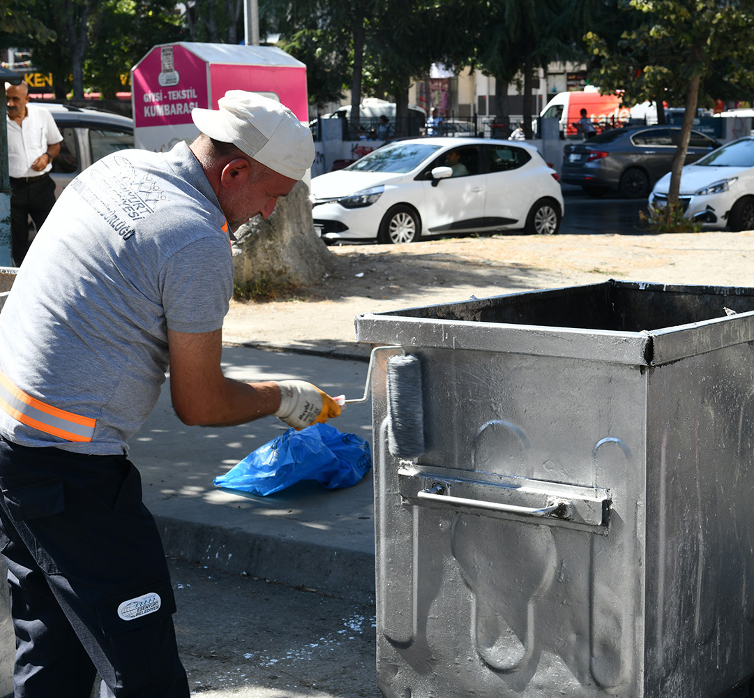 Çöp Konteynerleri Yenileniyor ve Dezenfekte Ediliyor