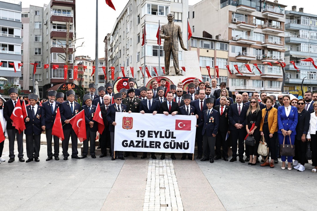 Silivri’de Gaziler Gününde Atatürk Anıtına Çelenk Sunuldu