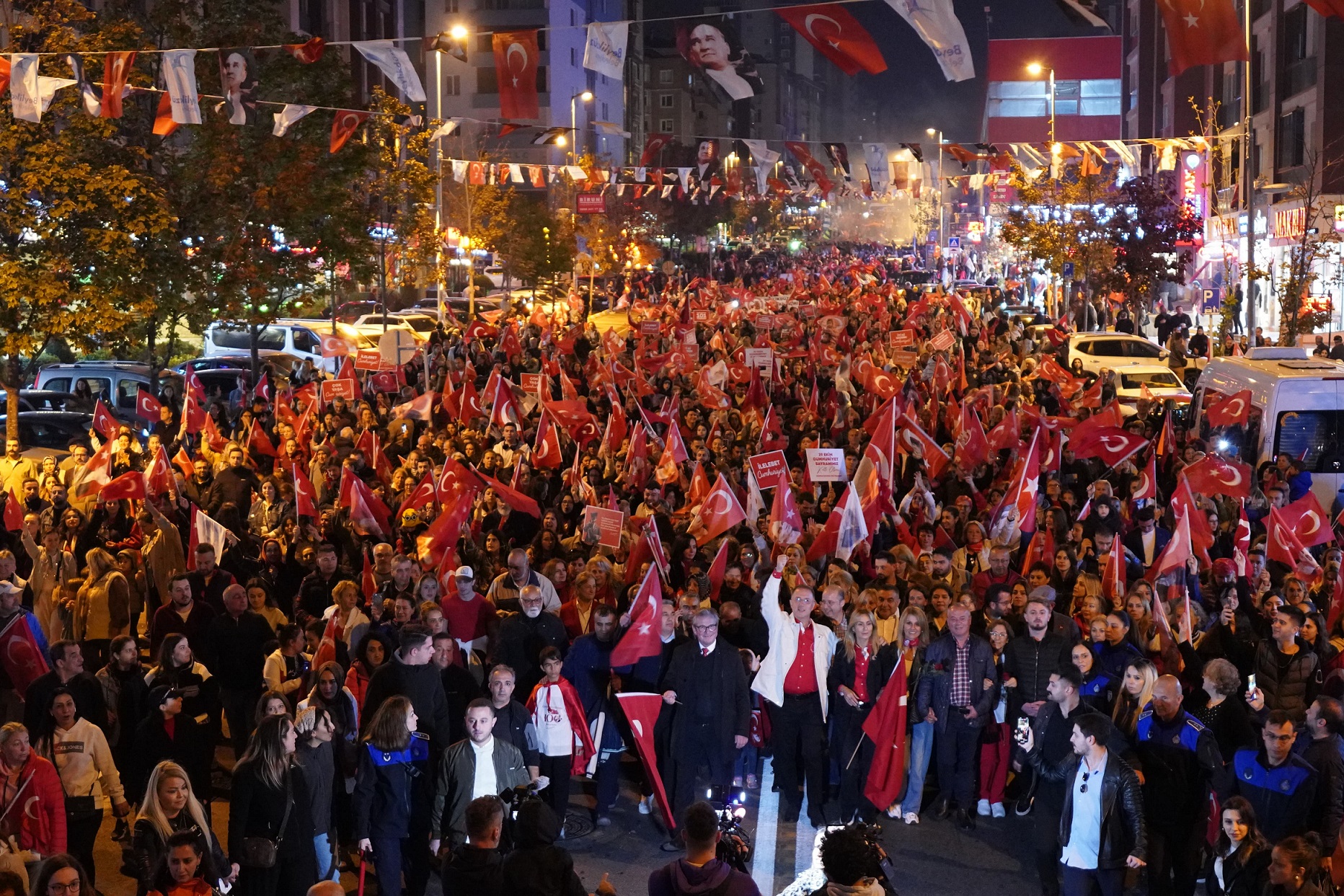 BEYLİKDÜZÜ CUMHURİYET’İN İLANININ 101. YILINI COŞKUYLA KUTLADI