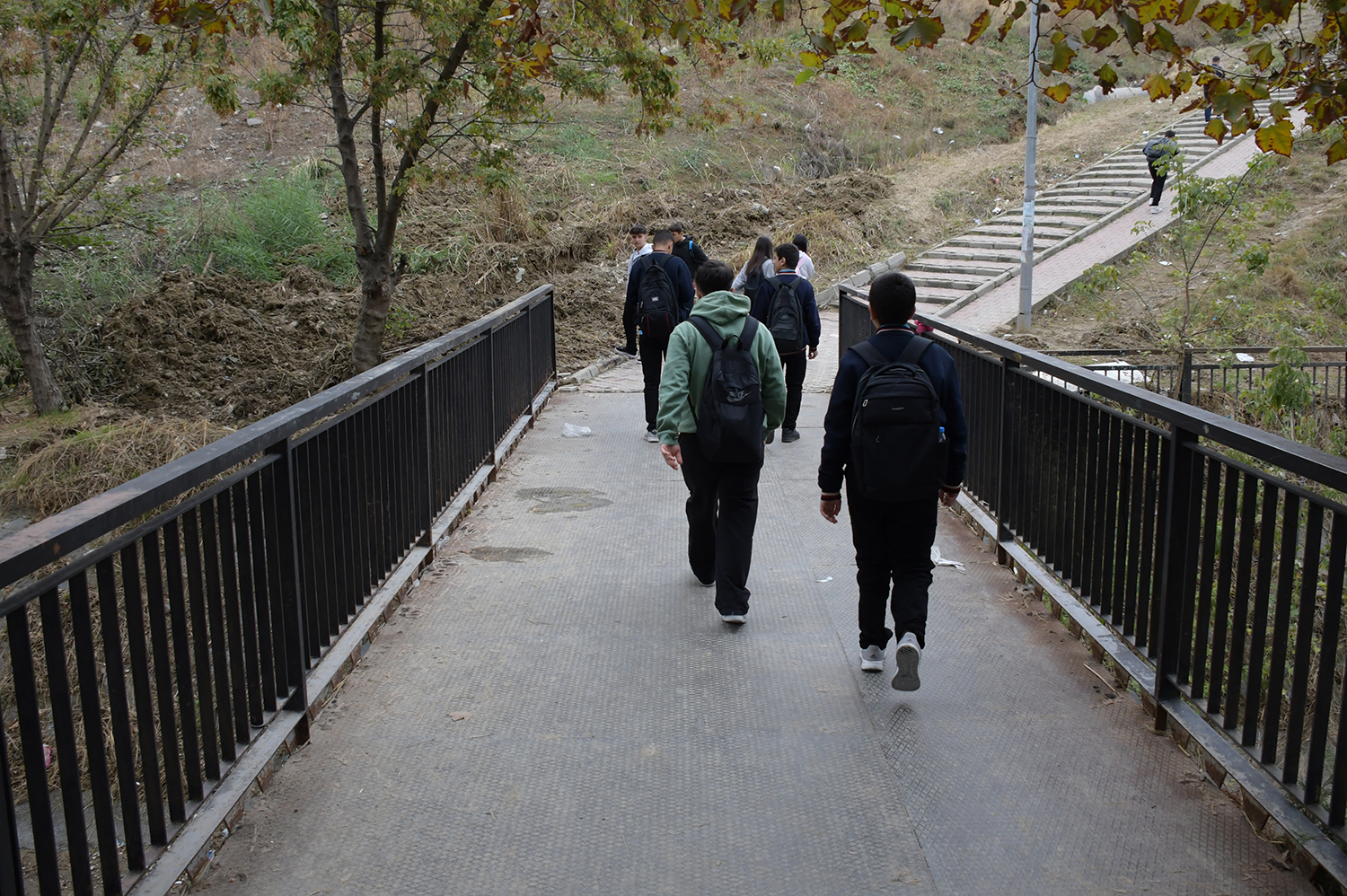 Çocukların okul yolu ‘Survivor Parkuru’na benzetilmişti…