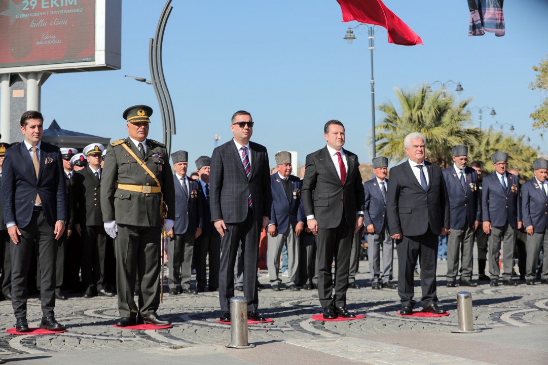 Silivri’de Cumhuriyetin 101. Yıldönümünde Çelenk Sunma Töreni Gerçekleşti