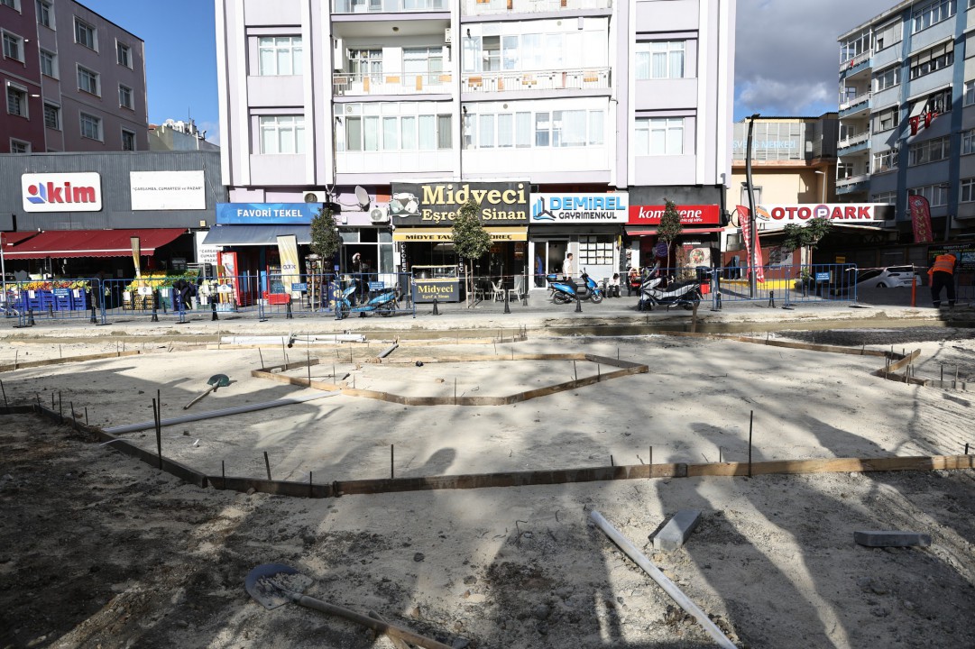 Başkan Balcıoğlu, Yoğurtçu Heykeli Meydanı’ndaki Yenileme Çalışmalarını İnceledi