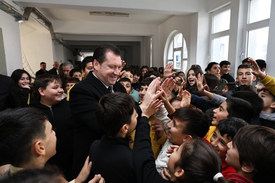 Başkan Balcıoğlu’ndan Dünya Çocuk Hakları Gününde Okullara Ziyaret