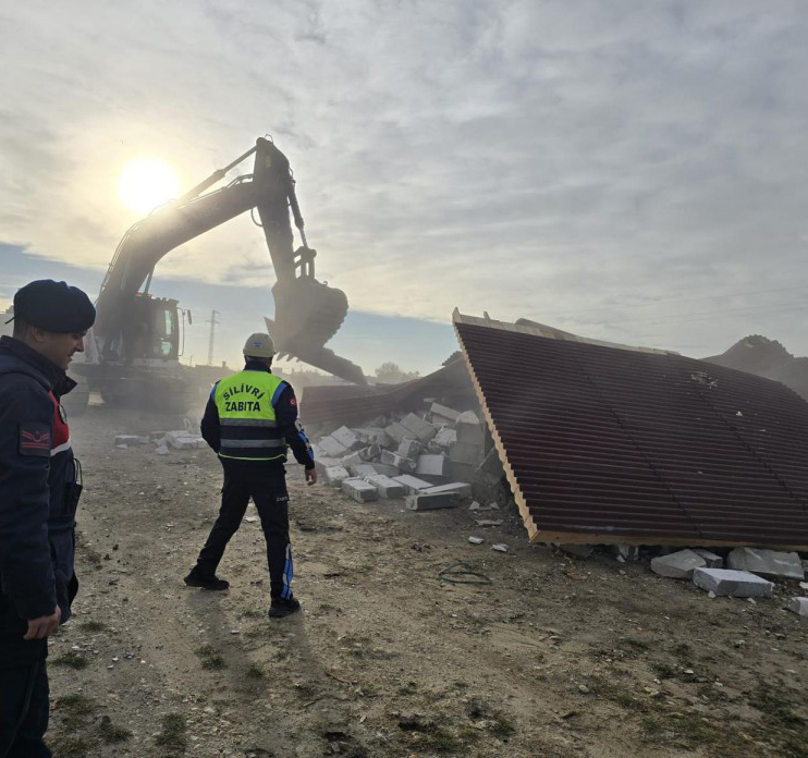 Silivri Belediyesi Çayırdere Mahallesi’nde Kaçak Yapıların Yıkımını Sürdürüyor