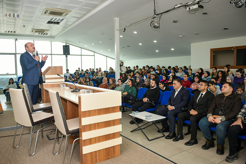 ESENYURT BELEDİYESİ’NDEN GENÇLERE LİSEDEN ÜNİVERSİTE YAŞAMINA GEÇİŞ SEMİNERİ