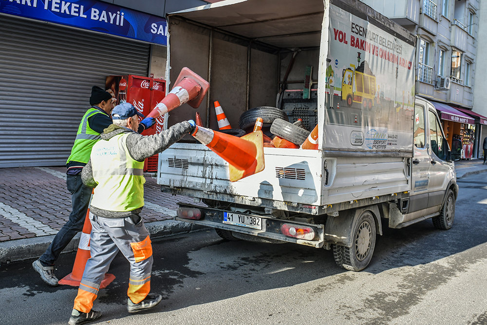 Belediye ekipleri trafiği aksatan dubaları topladı…